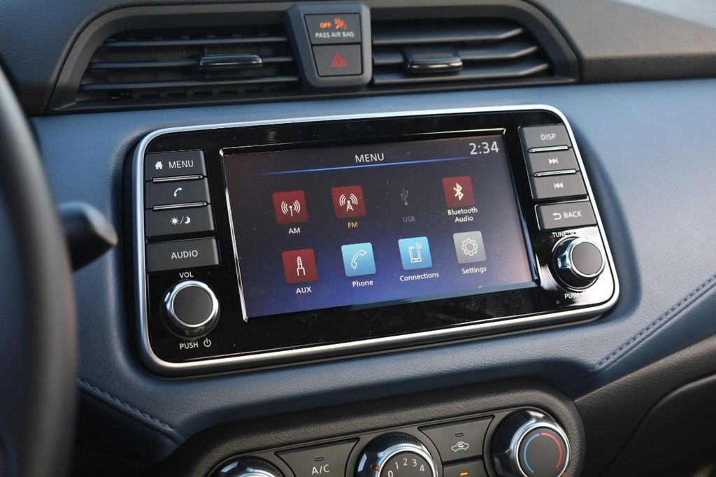 Nissan Versa Vehicle Image 11