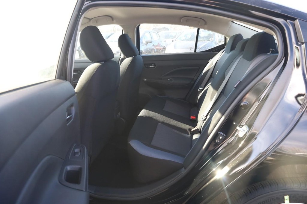 Nissan Versa Vehicle Image 19