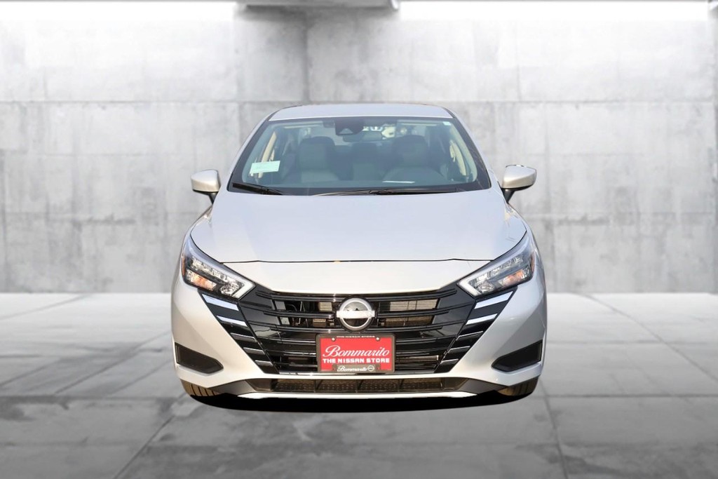 Nissan Versa Vehicle Image 04