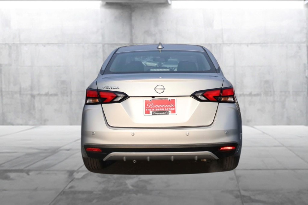 Nissan Versa Vehicle Image 06