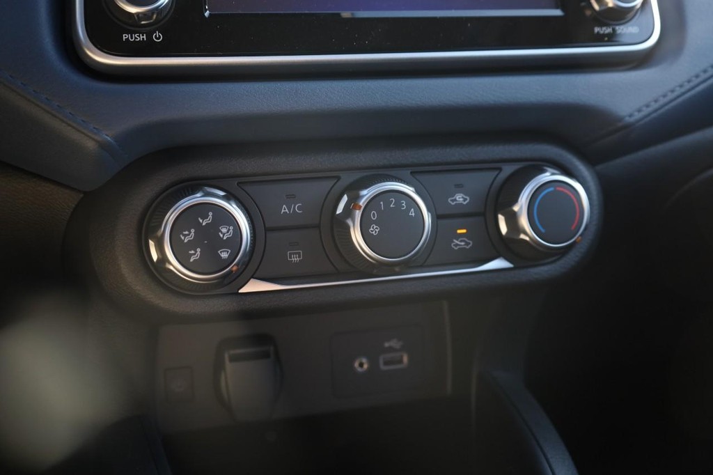 Nissan Versa Vehicle Image 13