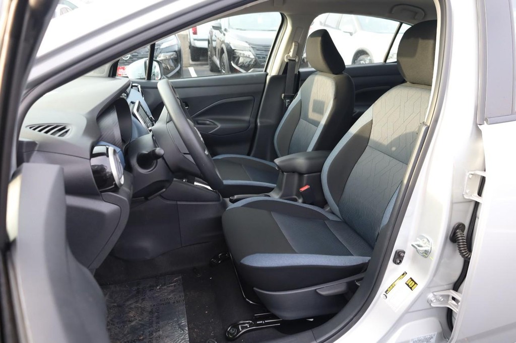 Nissan Versa Vehicle Image 08