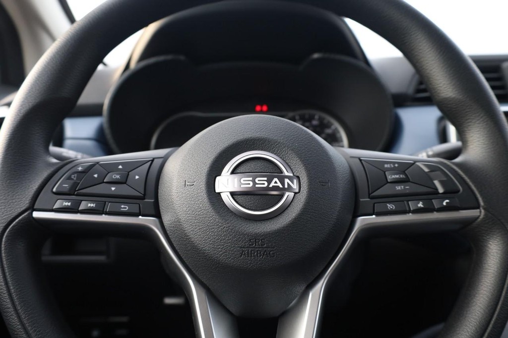 Nissan Versa Vehicle Image 09