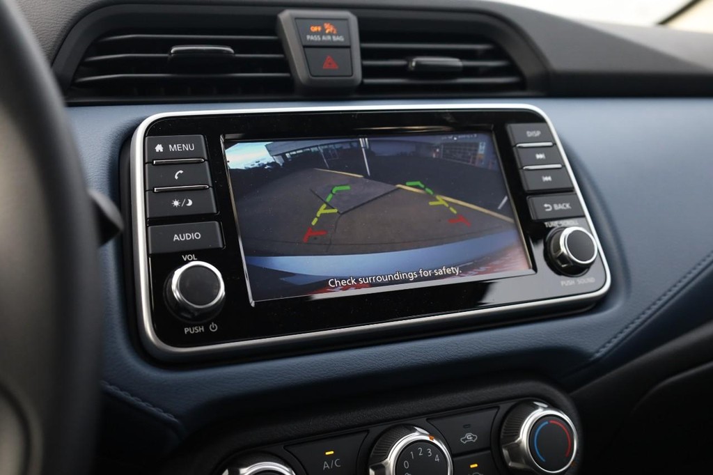 Nissan Versa Vehicle Image 12