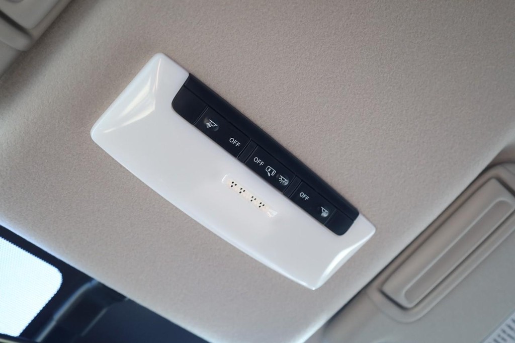 Nissan Versa Vehicle Image 16