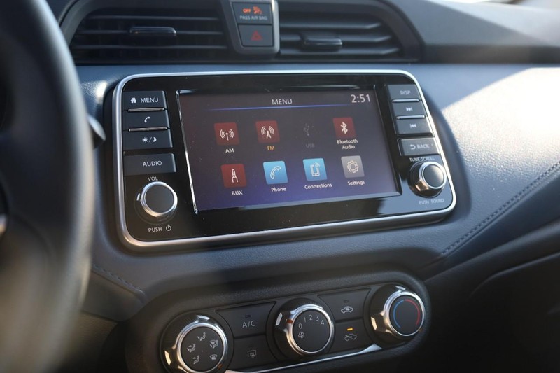 Nissan Versa Vehicle Image 11