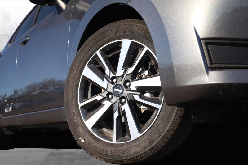 Nissan Versa Vehicle Image 03