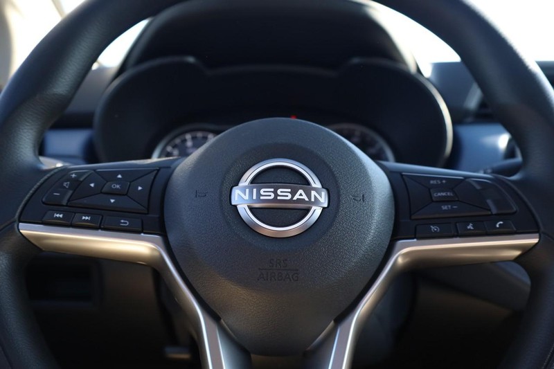 Nissan Versa Vehicle Image 09