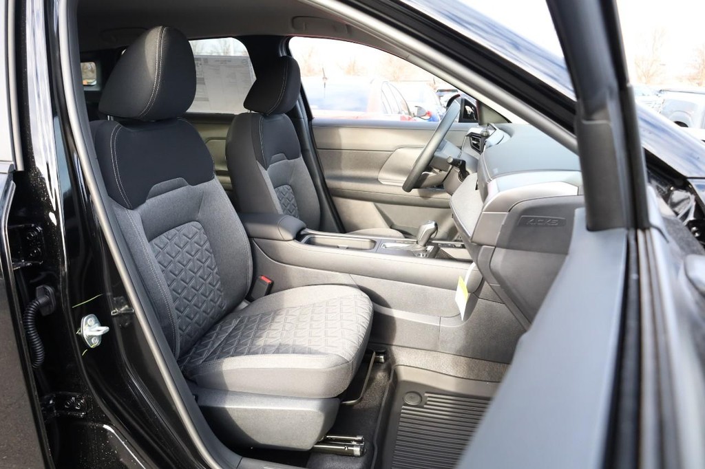 Nissan Kicks Vehicle Image 23