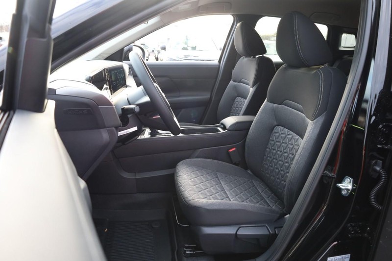 Nissan Kicks Vehicle Image 08