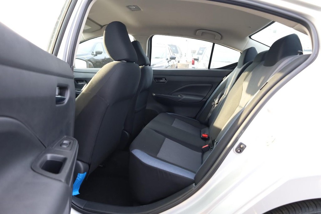 Nissan Versa Vehicle Image 19