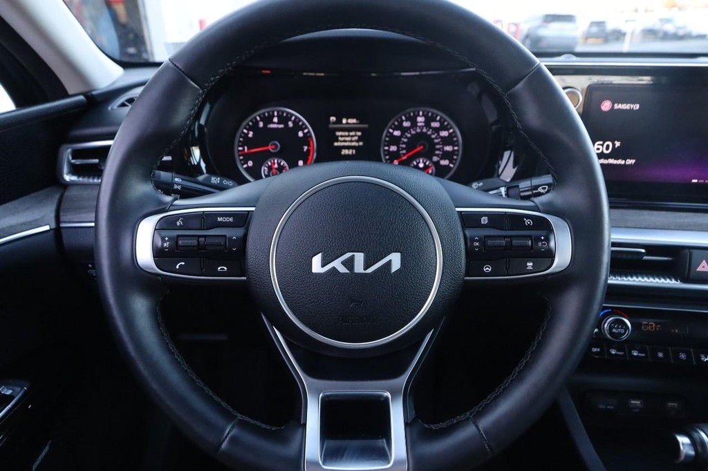 Kia K5 Vehicle Image 12