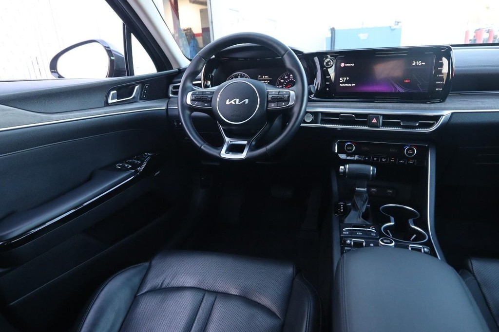 Kia K5 Vehicle Image 24