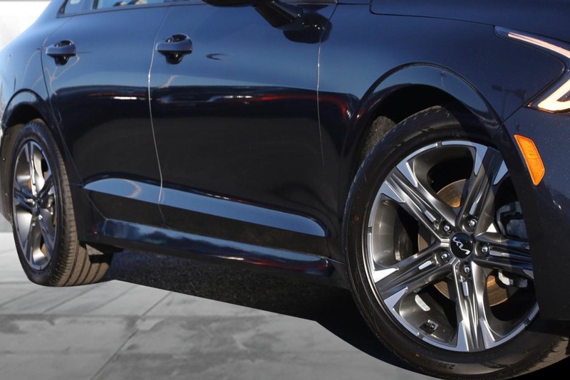 Kia K5 Vehicle Full-screen Gallery Image 3