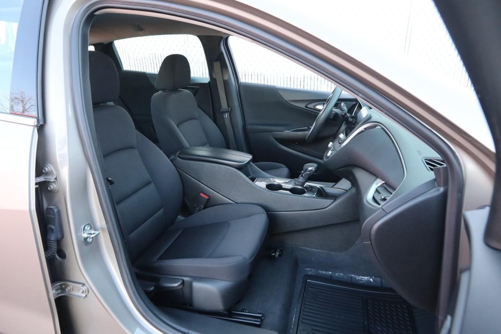 Chevrolet Malibu Vehicle Image 25