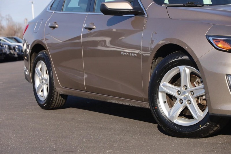 Chevrolet Malibu Vehicle Full-screen Gallery Image 3
