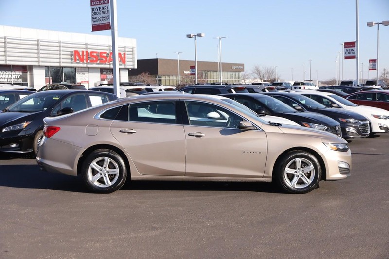 Chevrolet Malibu Vehicle Full-screen Gallery Image 5