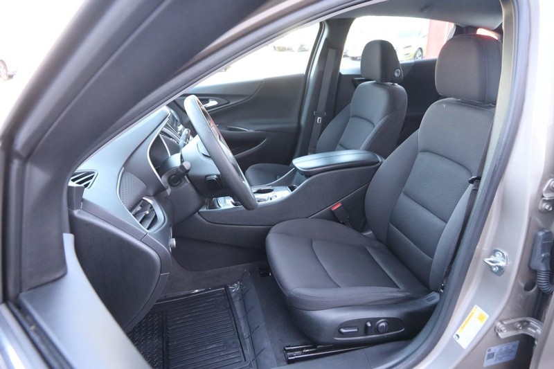 Chevrolet Malibu Vehicle Full-screen Gallery Image 8