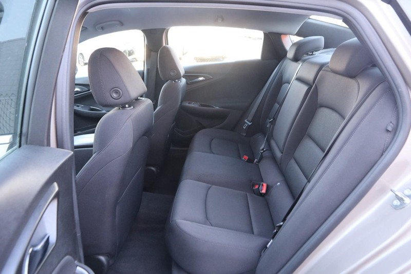 Chevrolet Malibu Vehicle Full-screen Gallery Image 9