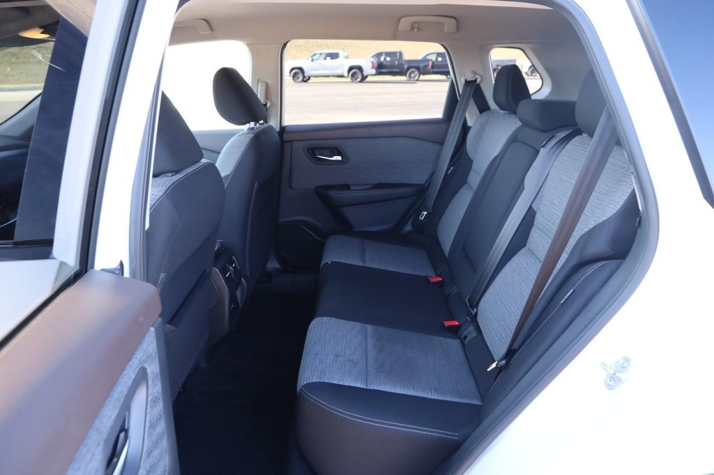 Nissan Rogue Vehicle Image 09