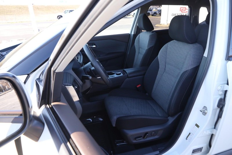 Nissan Rogue Vehicle Image 08