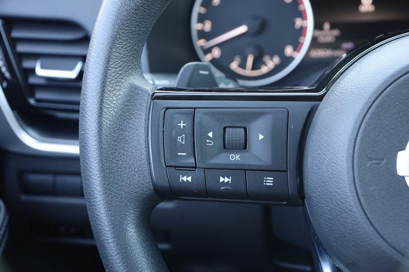 Nissan Rogue Vehicle Image 11