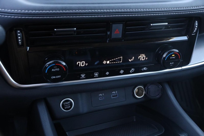 Nissan Rogue Vehicle Image 17