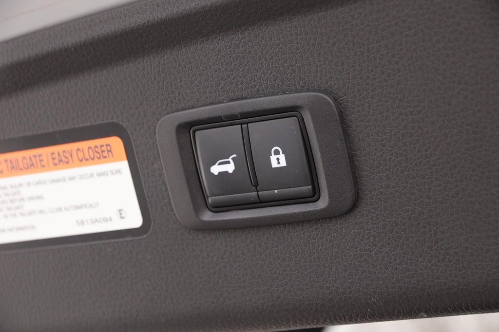 Mitsubishi Eclipse Cross Vehicle Full-screen Gallery Image 8