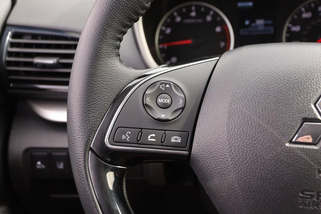 Mitsubishi Eclipse Cross Vehicle Full-screen Gallery Image 12