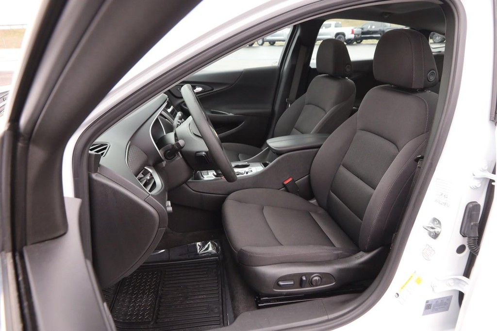 Chevrolet Malibu Vehicle Full-screen Gallery Image 09