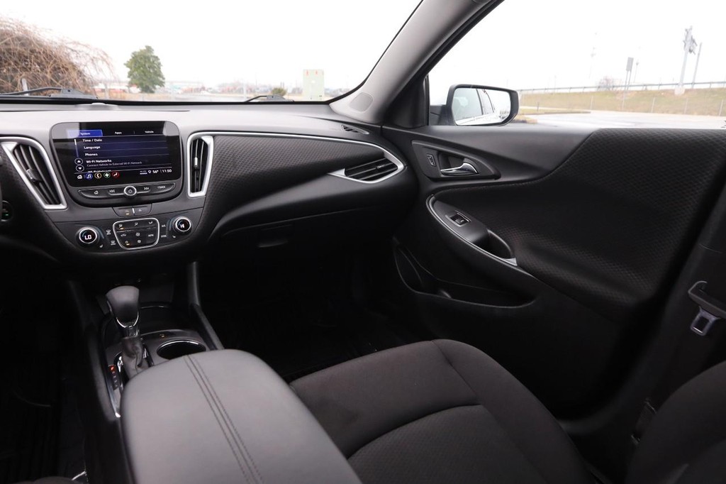 Chevrolet Malibu Vehicle Full-screen Gallery Image 24