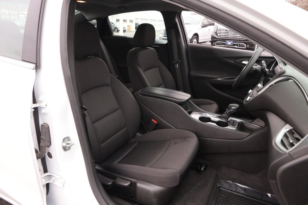 Chevrolet Malibu Vehicle Full-screen Gallery Image 25