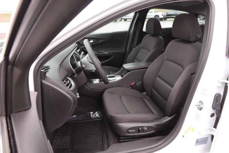 Chevrolet Malibu Vehicle Image 09