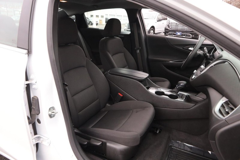 Chevrolet Malibu Vehicle Image 25