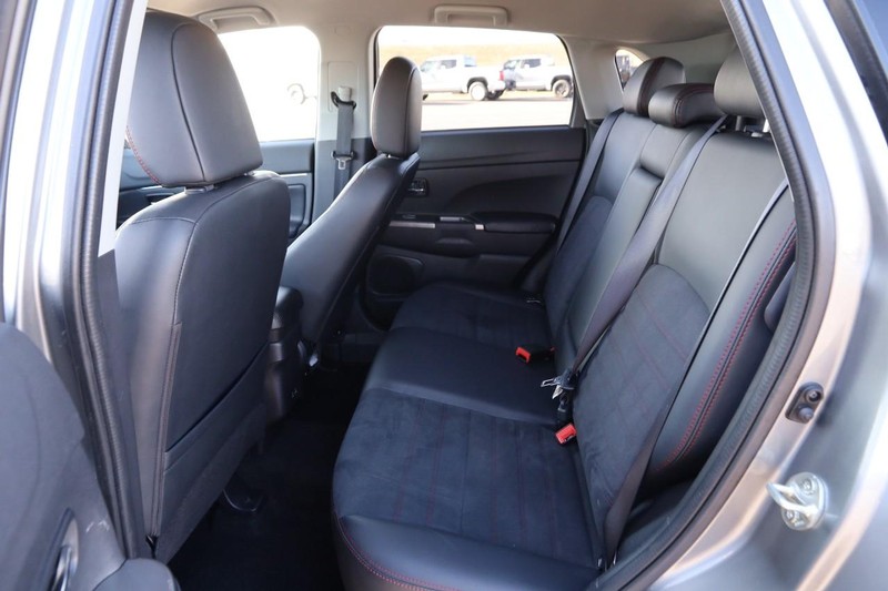 Mitsubishi Outlander Sport Vehicle Image 09