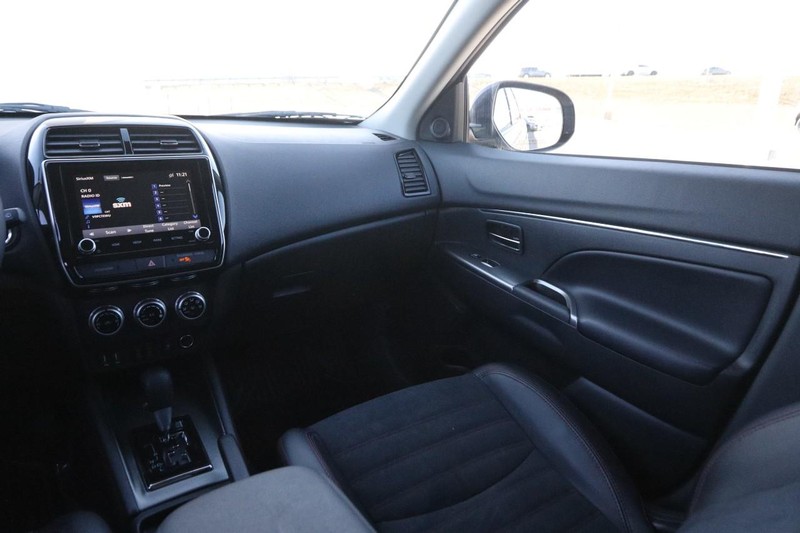 Mitsubishi Outlander Sport Vehicle Image 24