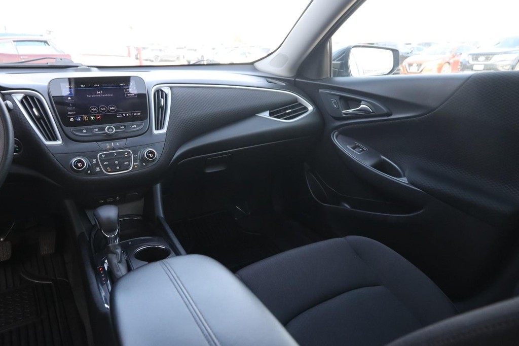 Chevrolet Malibu Vehicle Full-screen Gallery Image 24