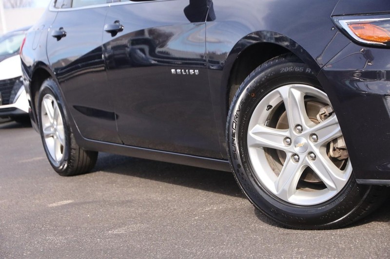 Chevrolet Malibu Vehicle Full-screen Gallery Image 3