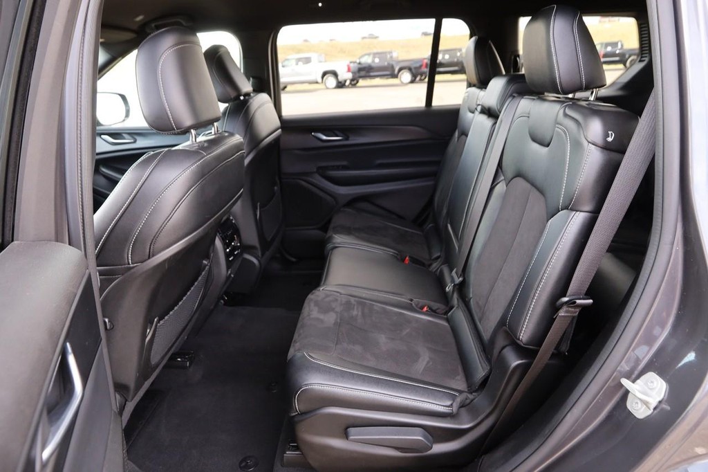 Jeep Grand Cherokee L Vehicle Image 10