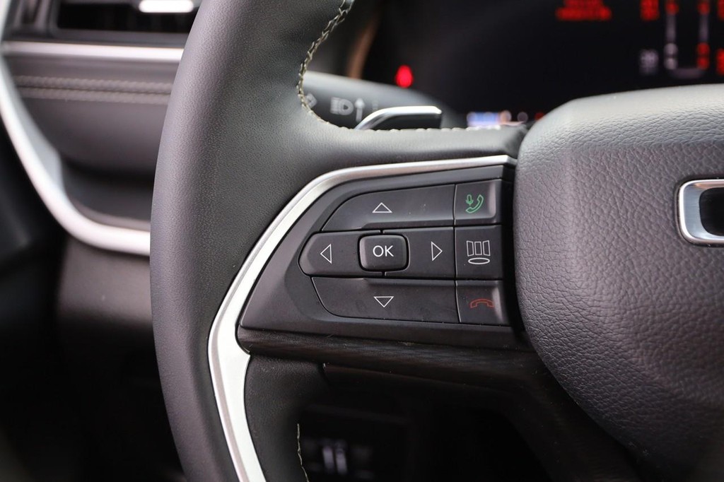 Jeep Grand Cherokee L Vehicle Image 12