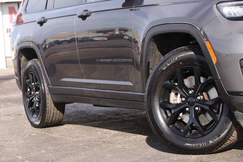 Jeep Grand Cherokee L Vehicle Full-screen Gallery Image 3