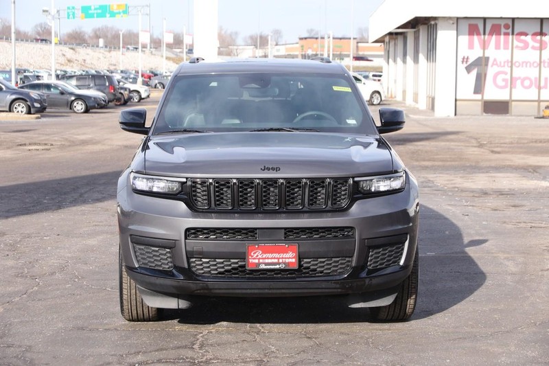 Jeep Grand Cherokee L Vehicle Full-screen Gallery Image 4