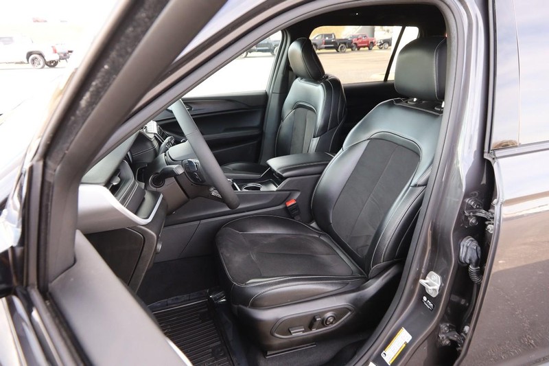 Jeep Grand Cherokee L Vehicle Full-screen Gallery Image 9