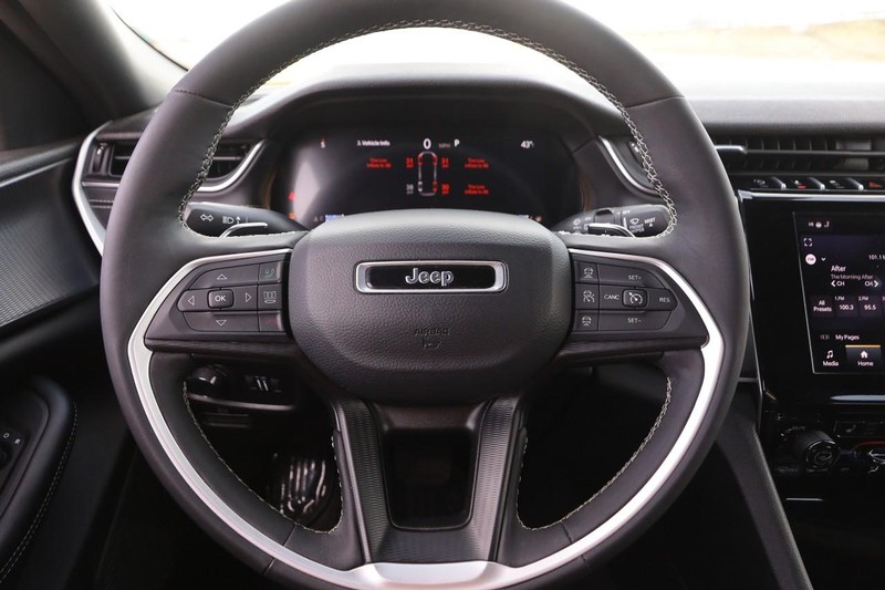 Jeep Grand Cherokee L Vehicle Full-screen Gallery Image 11