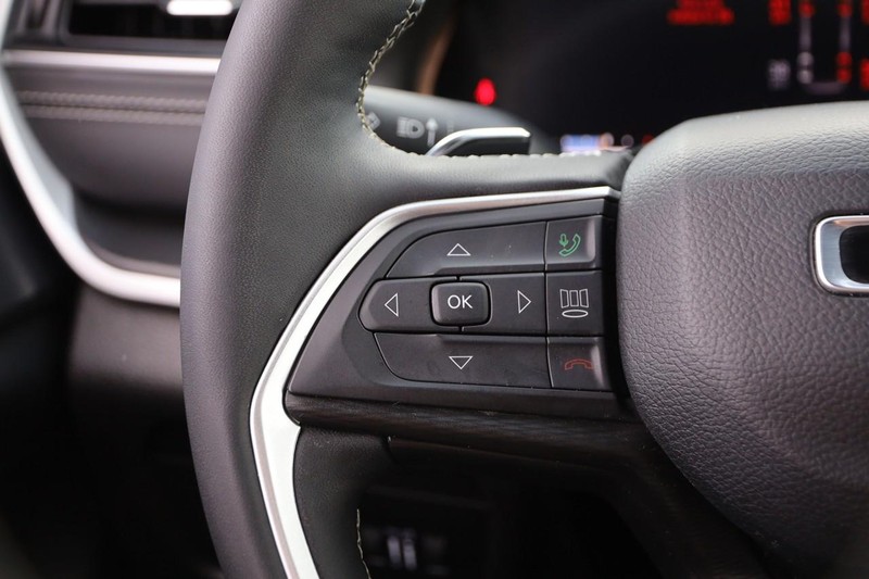 Jeep Grand Cherokee L Vehicle Full-screen Gallery Image 12