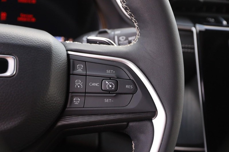 Jeep Grand Cherokee L Vehicle Full-screen Gallery Image 13