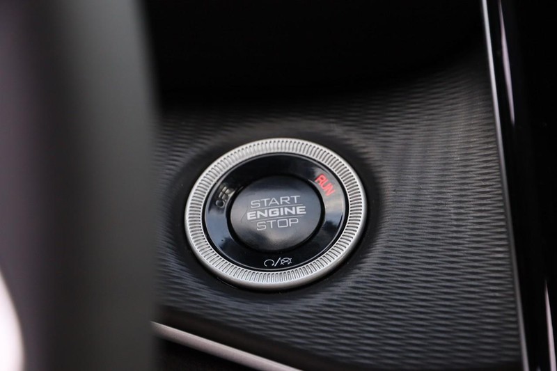 Jeep Grand Cherokee L Vehicle Full-screen Gallery Image 15