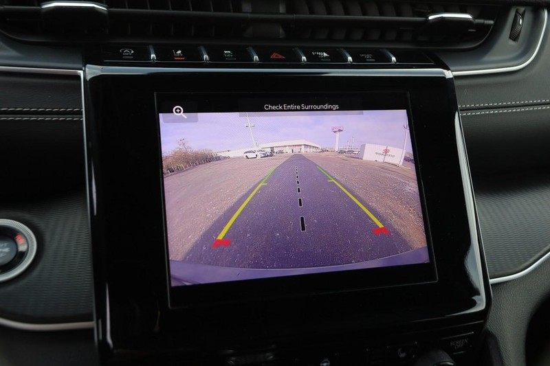 Jeep Grand Cherokee L Vehicle Full-screen Gallery Image 17