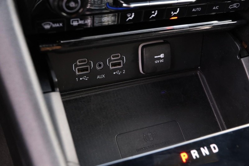 Jeep Grand Cherokee L Vehicle Full-screen Gallery Image 19