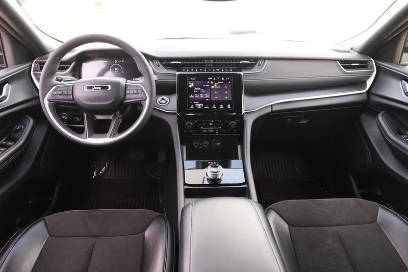 Jeep Grand Cherokee L Vehicle Full-screen Gallery Image 21